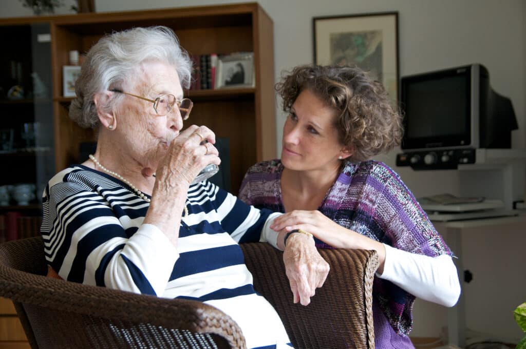 Ältere Dame mit Pflegerin